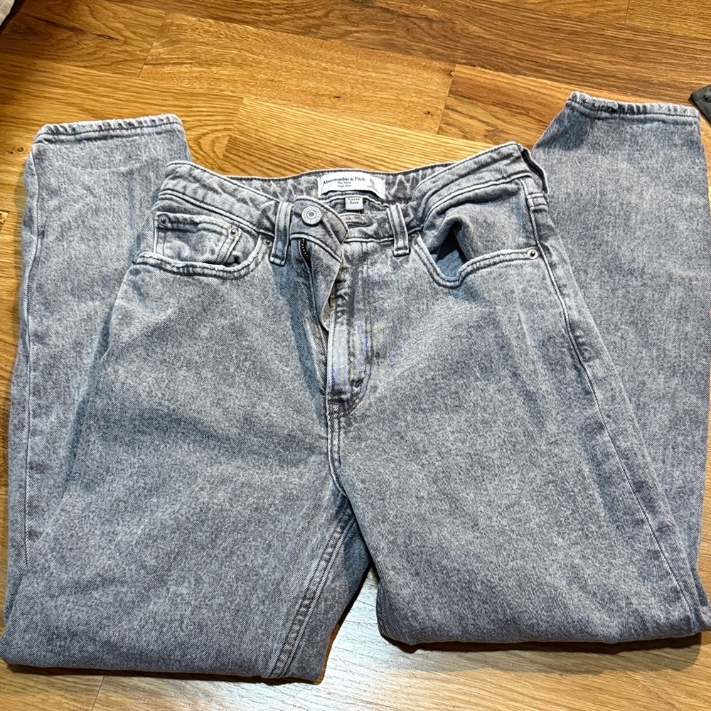 Abercrombie & Fitch The Mom High Rise Jeans